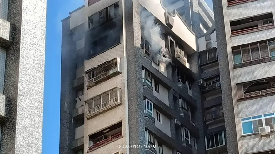 快訊/台南17F大樓起火！濃煙「從窗狂冒」…2人嗆傷獲救