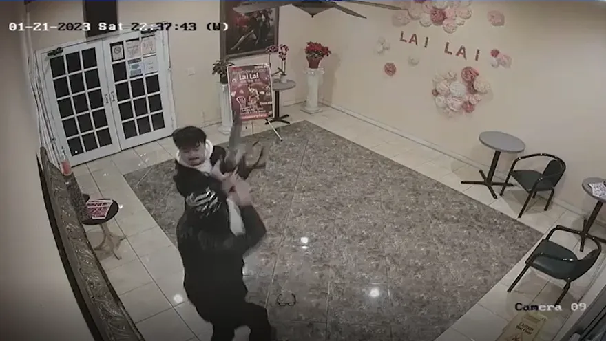 影/加州「小台北」槍擊案26歲男勇退槍手連拜登也佩服　奪槍驚險瞬間今曝光