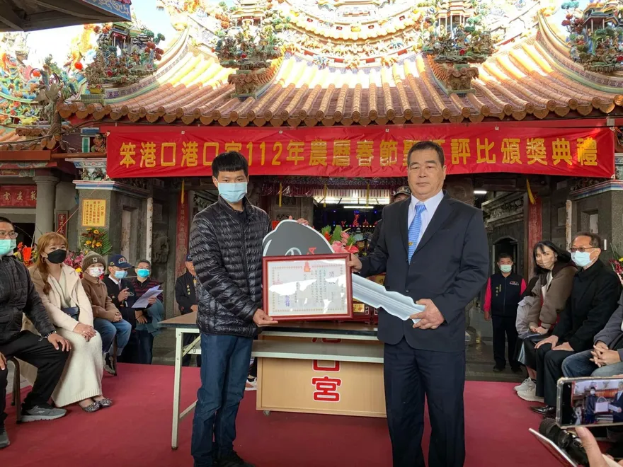 港口宮擲筊送新年大禮！23歲男「連擲11聖筊」奪冠　甜喊：娶女友當新娘車