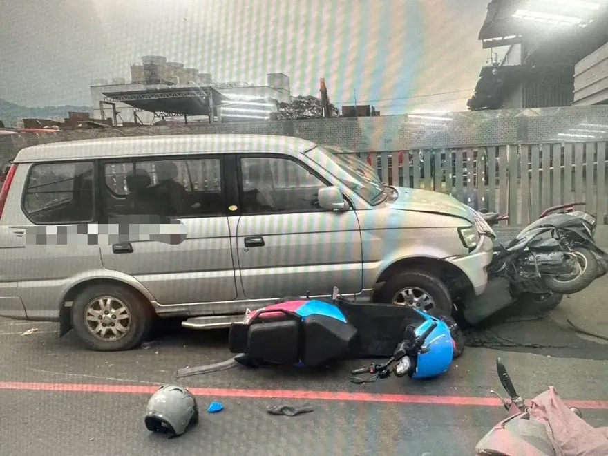 兇猛廂型車生吞機車！新北女駕駛車速失控輾爆6機車　3騎士受傷送醫
