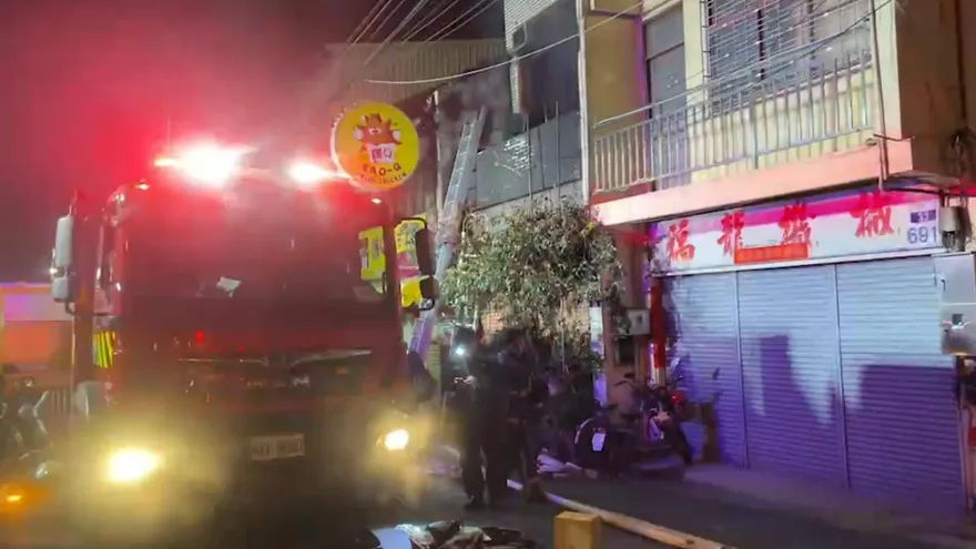 影/台中惡火吞母子！豐原7旬婦困3樓嗆昏亡　兒大腿燒傷