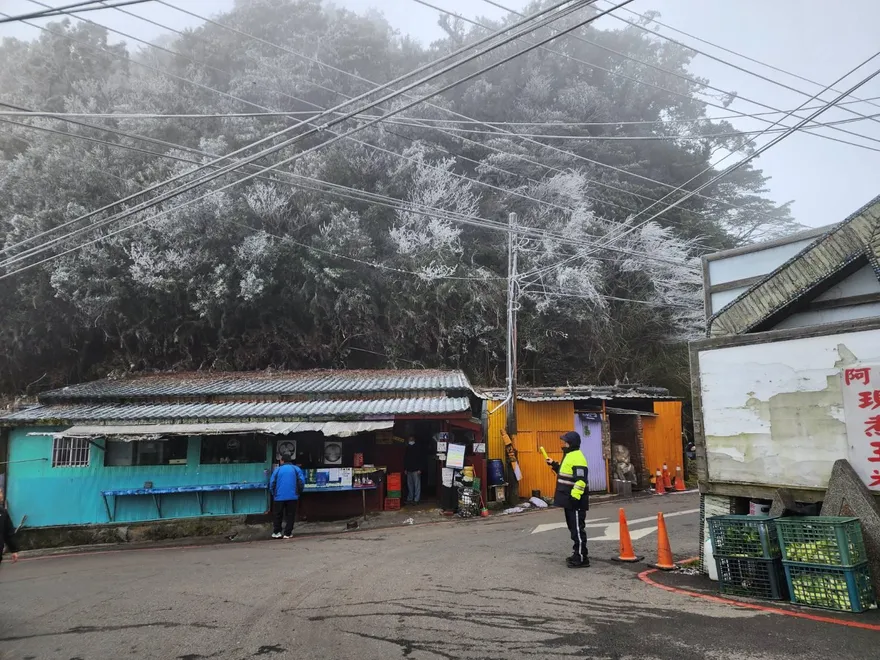 影/新竹尖石冰霰化了！宇老部落化身童話世界　雪白畫面曝光