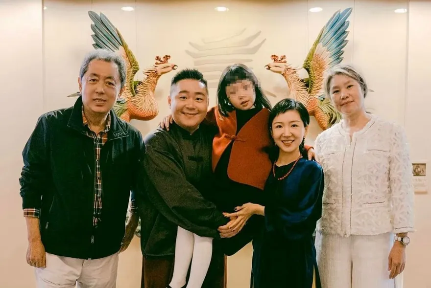 郝劭文帶陸妻回台過年、登記結婚！朱延平曬「一家三口合照」笑：惦惦吃三碗公