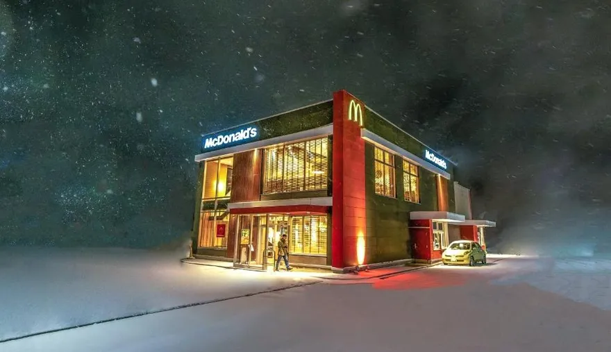 日本迎10年來超強寒流！民眾拍下雪地中仍營業麥當勞　直呼：根本救世主吧