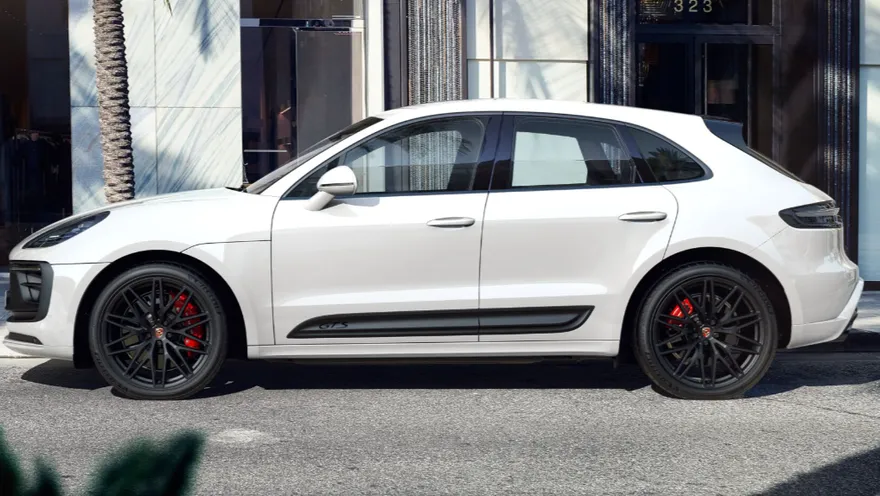 快訊/過年飆車飆太爽？保時捷馬肯自撞安全島翻覆　駕駛受傷送醫