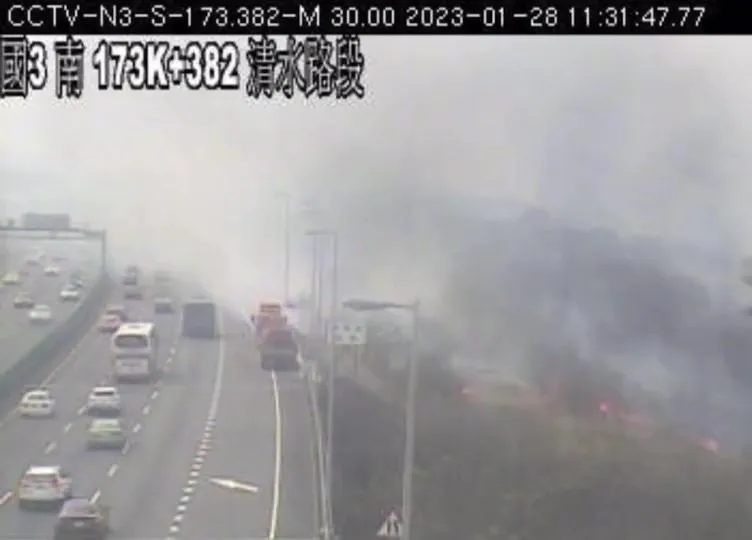 影/國道清水段邊坡火警阻視線！強風助燃狂燒3小時