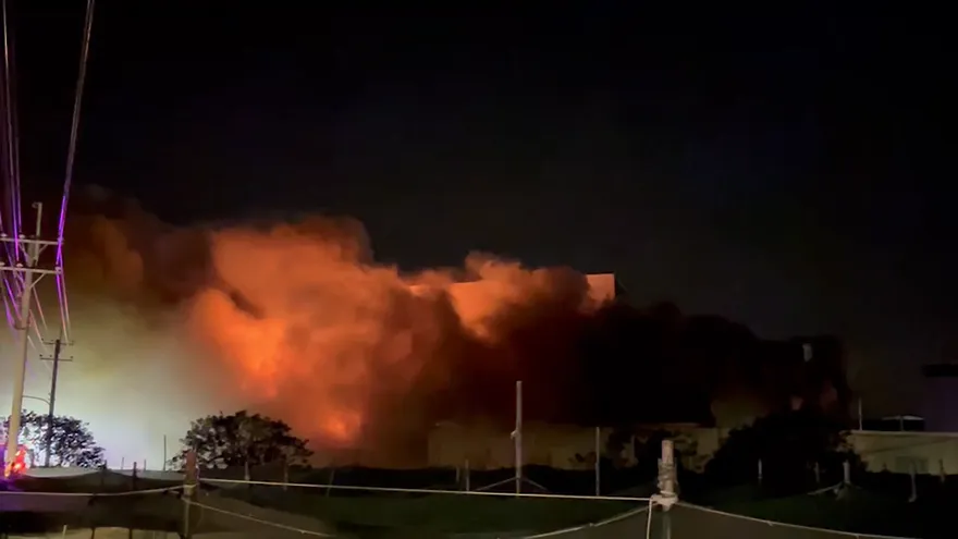 影/雲林蘋果麵包工廠全面燃燒！　濃煙染成橘色狂竄