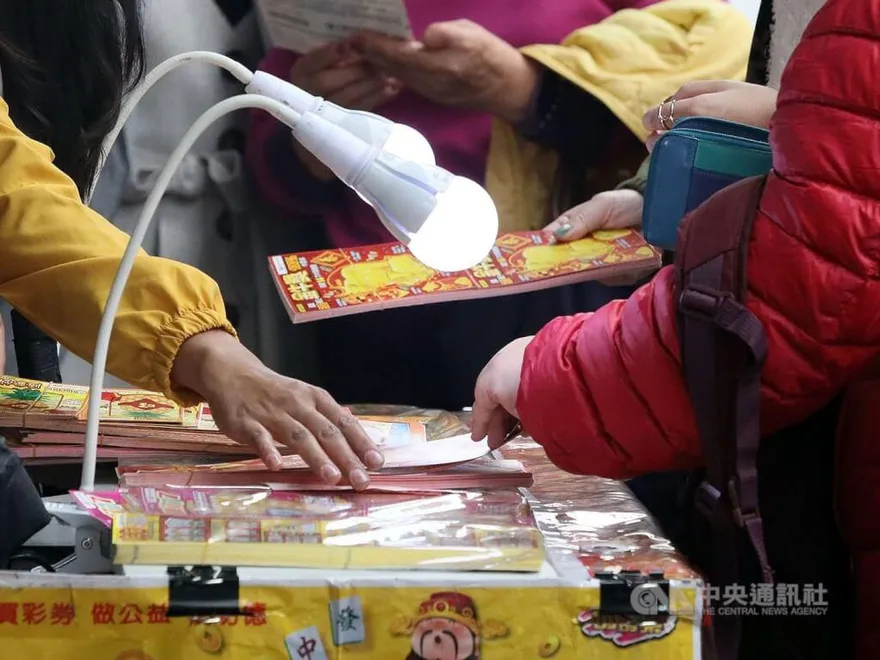 科技廠女員工集資同事買刮刮樂！刮中1萬再抱走1百萬　嗨喊：財神爺真的沒走遠