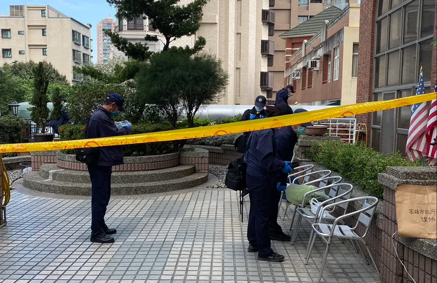 快訊/高雄驚傳兇殺案！一女「疑殺女室友」墜落中庭身亡