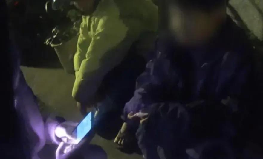失智父外出忘回家路！攜兒寒風苦蹲3hrs　冷到皮皮剉大哭…暖警路過助返家