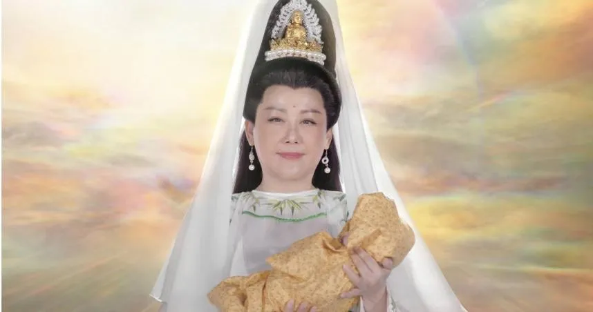 迷因潛力股！藍心湄頭頂5公斤髮飾　化身送子觀音無人認出