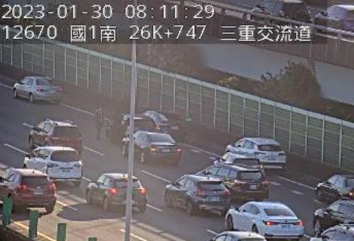 開工日就塞爆！國1北上26.6k車禍　2車失控追撞　回堵4km