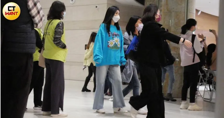 婚變原因滿天飛…黃嘉千不甩傳聞「現身公益演出」近況曝！堅強燦笑吐心聲