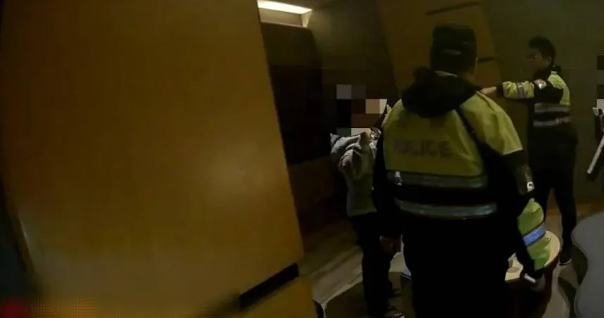 來不及賣就被抓！新北男不懂電繪竟找高中同學印百張假證件　警臨檢揪出毒品