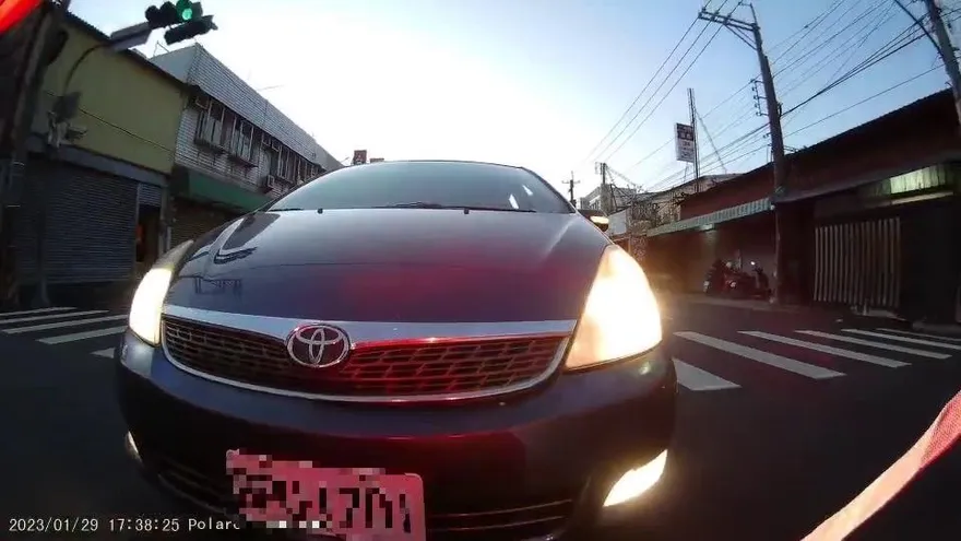 影/他怒「開牛頭牌就可殺人？」　台中這名惡駕駛被外送員超車　竟蓄意逼車+撞倒+痛扁