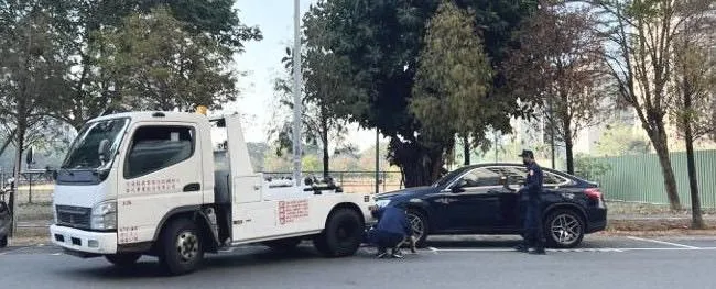 停在停車格內也要被拖？他看到「地上粉筆字」秒懂原因　照片貼上網狂引戰