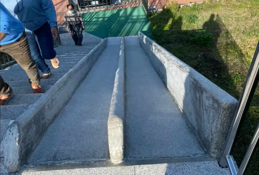 這「無障礙坡道」滑下去恐沒命！　網看傻眼：人生重來溜滑梯