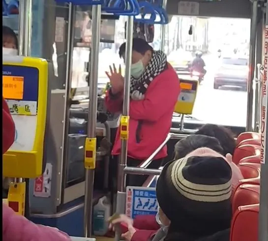 惡乘客不滿上車被「二度提醒」　竟欲扁公車司機　遭全車乘客公幹秒龜縮下場曝