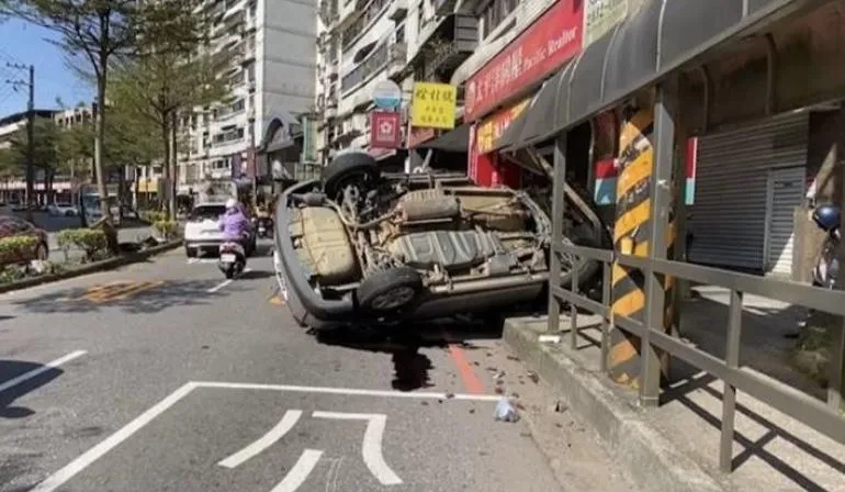 基隆6旬男失控自撞分隔島飛對向　驚悚畫面曝！休旅車慘變3輪