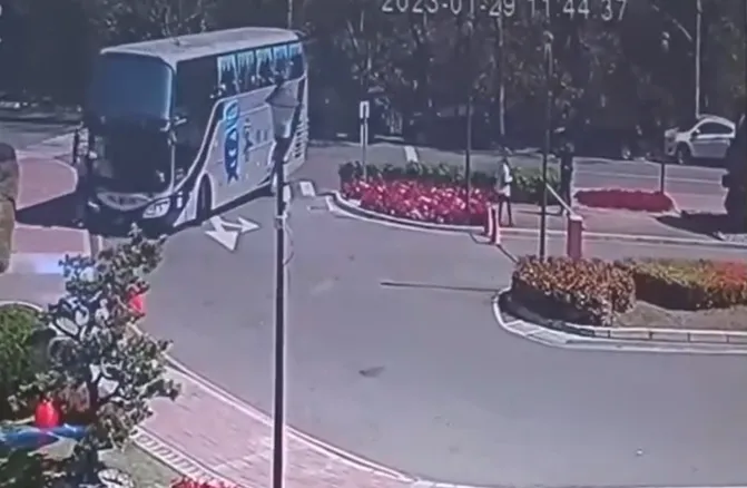 影/爽爽自拍竟被撞！員林客運駕駛轉彎再創「行人地獄」　女子右眼瘀血手機噴飛