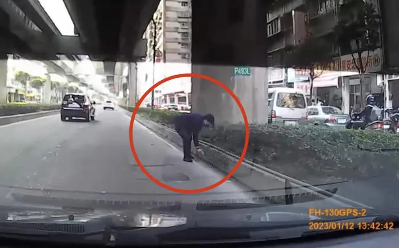 巡邏見馬路滿地上萬元鈔票　新北警沿路撿錢找到失主物歸原主