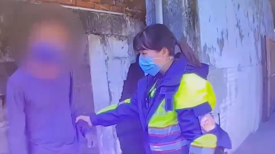 影/抓到了！台南慣竊自鑽「狗洞」烙跑　慘遭女警「守株待兔」逮捕