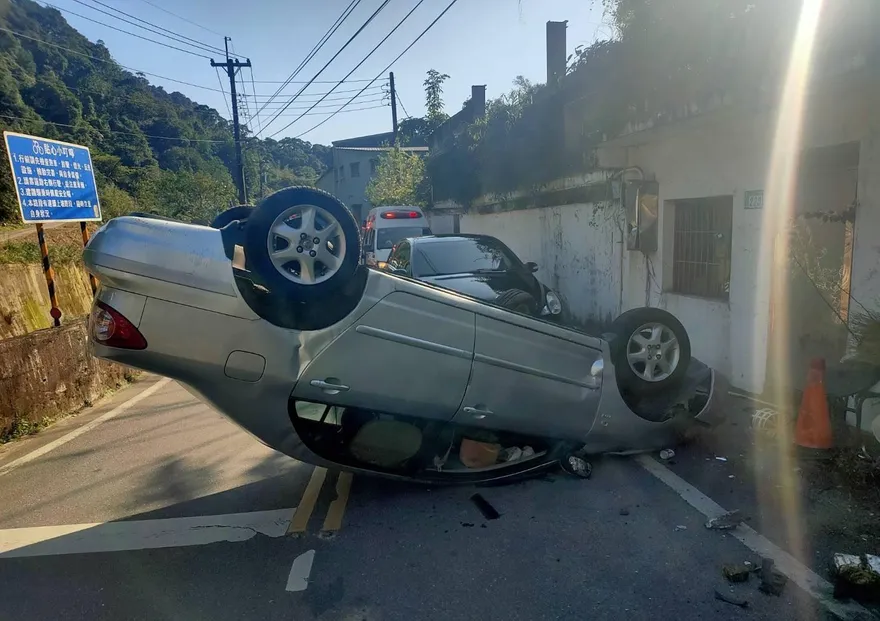 快訊/汐止小客車自撞翻車　車上2人受困女駕駛多處擦傷送醫