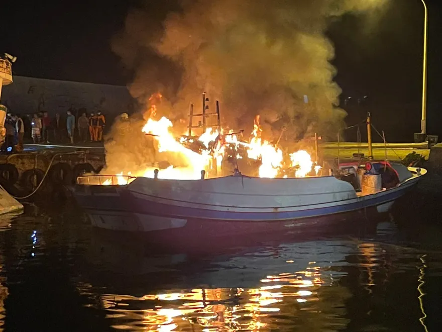 快訊/小琉球驚傳「火燒船」！船體猛烈燃燒濃煙竄天　警消20分鐘撲滅火勢