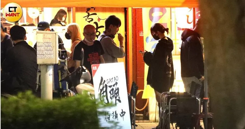 懷秋為戲剃寸頭…片場驚見「手臂沾血漬」超震懾！《角頭》4大咖低調探班