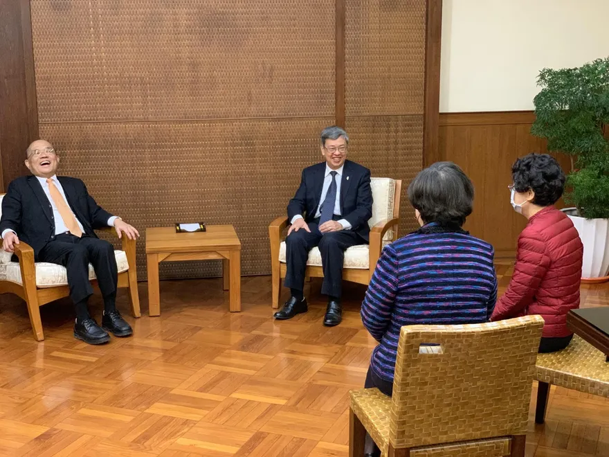 卸任心情好！蘇貞昌交接前帶太太向陳建仁介紹辦公室