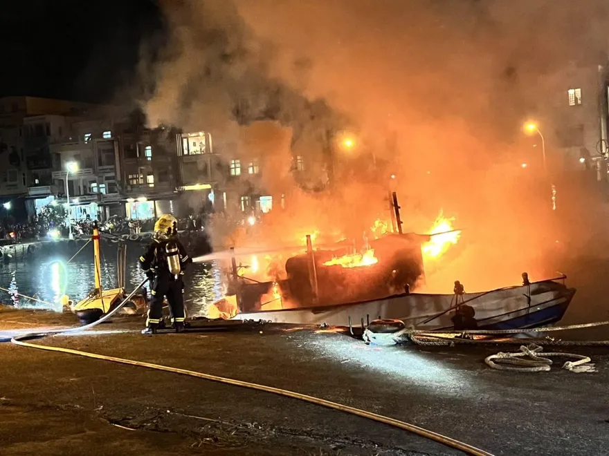 影/琉球漁船剛入港…20mins後燃燒！漁工港邊幹飯「驚見火燒船」　起火原因成謎