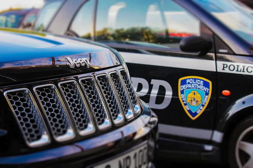 美國男子酒駕自撞電線桿　懷孕未婚妻拋飛車外胎兒掉落雙雙慘死