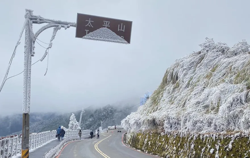 上帝的傑作！太平山路牌「蓋上迷你小山」成期間限定　網圍觀嗨翻：好可愛