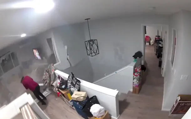 影/巨石滾落砸進民宅老婦險遭殃　千鈞一髮畫面曝光