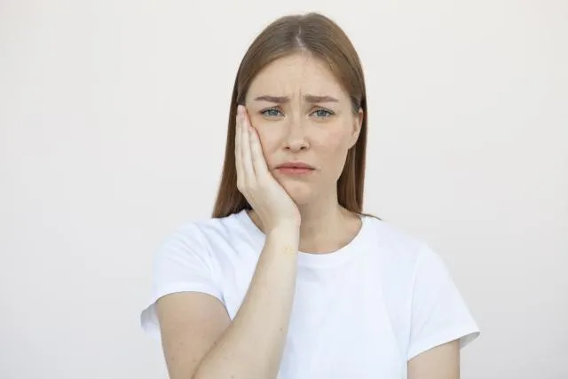 吃口香糖竟可預防蛀牙？醫授4招預防口腔疾病：要用含氟牙膏刷牙！