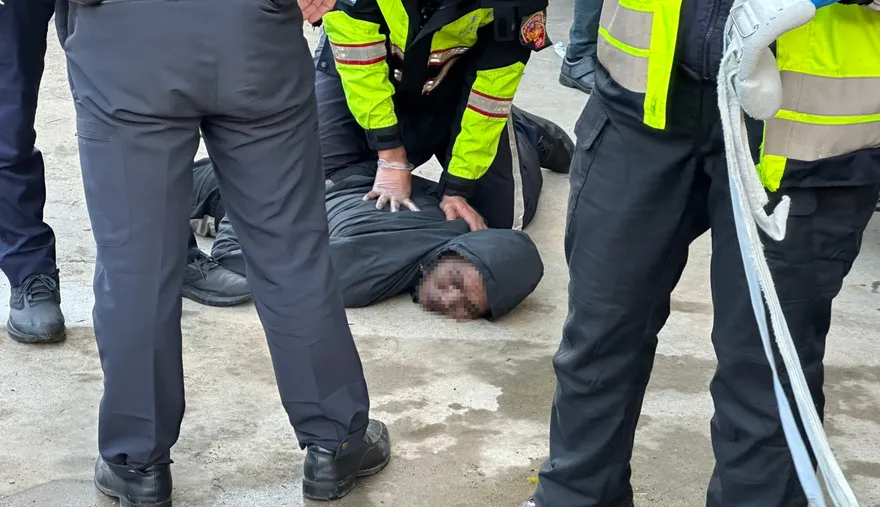 影/豐原住宅清晨火警！現場「有煙無火」　1男外勞想落跑被送醫