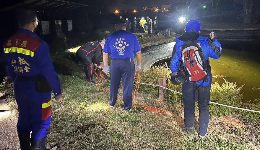 影/溜狗失蹤慘溺斃！苗栗婦人年初二出門　疑撿東西跌落池中