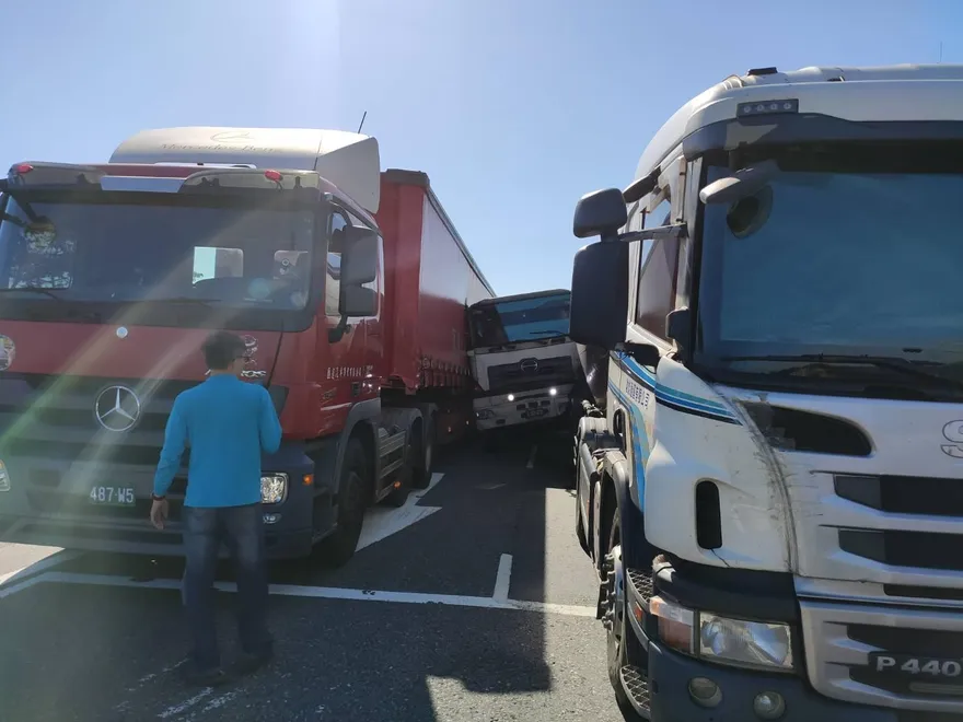 快訊/貢寮台二線傳離奇追撞！拖板車硬生生卡兩大車中間　北向全線封閉