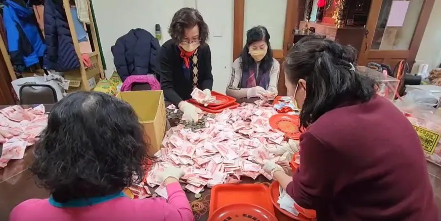 錢海曝光！彰化南瑤宮直播香油錢清點　花花鈔票裝箱抬…至少增長一成