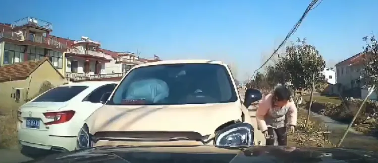 影/太貴賠不起？白色轎車突失控衝撞對向　老太太下車看到「奧迪」秒昏倒