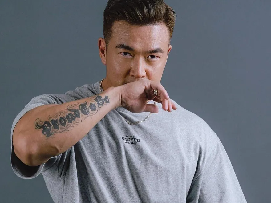 遭酸「鳥仔腳」！李沛旭怒曬「18禁全裸照」秀超壯下半身　竟被無預警下架