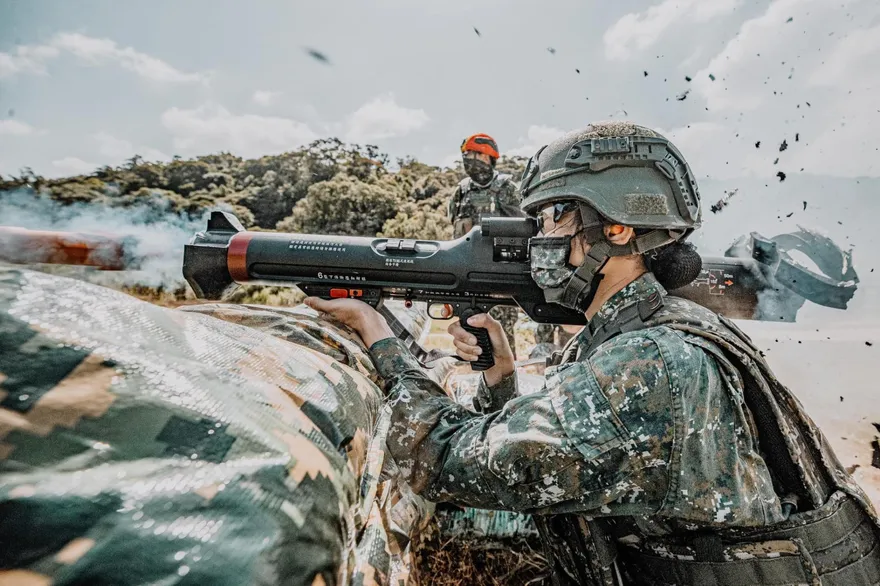 快訊/軍營變砲房？女中尉穿迷彩服與男上尉扮「四腳獸」　八軍團氣炸