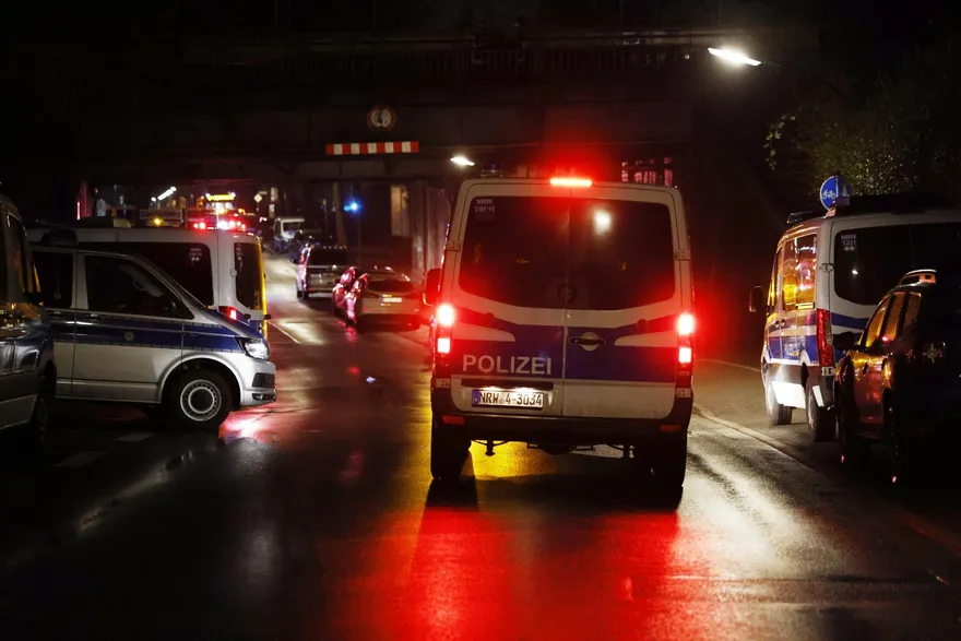 德小鎮驚傳鐵路意外　數名年輕人遭火車撞到拖行數百公尺 1死1重傷