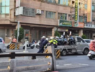 暖哭網友!彰化2噸貨車拋錨地下道　4警合力推車上坡脫困