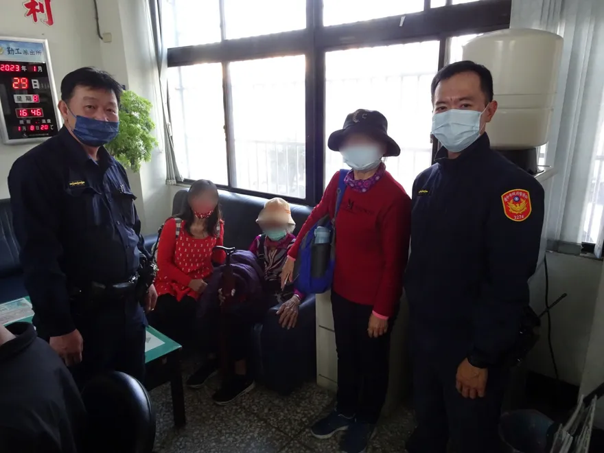 91歲阿嬤失散竟拄拐杖「走3.5公里」！　獨坐危險匝道口幸暖警尋回