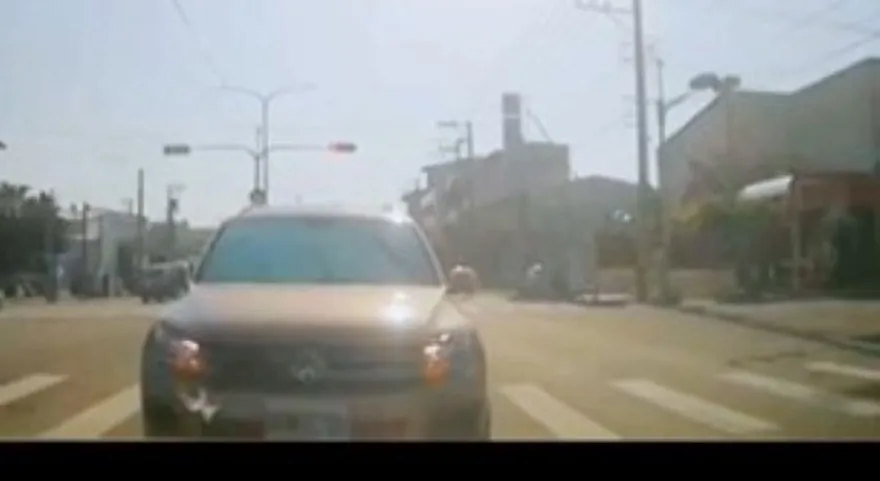 影/真囂張！闖紅燈迴轉逆向「狂逼車」經查竟是累犯　台中惡駕駛到案這麼說