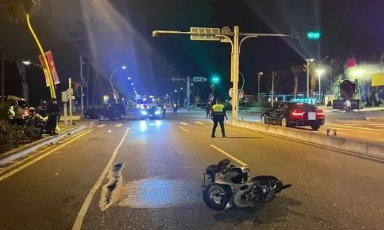疑違規左轉遭撞！花蓮20歲男騎士摔飛對向車道　頭部重創命危送醫