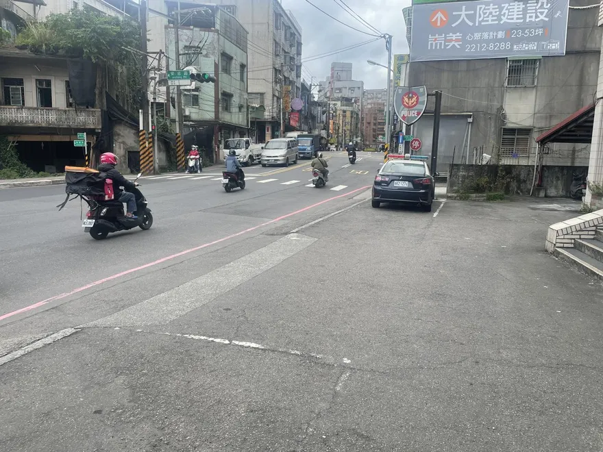 疑A柱惹禍！新店警巡邏車輾行人腳掌！她骨裂倒地送醫