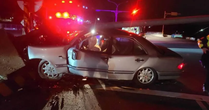 又是酒駕惹禍！苗栗44歲男自撞分隔島慘死　路燈腰折車頭全爛畫面曝光