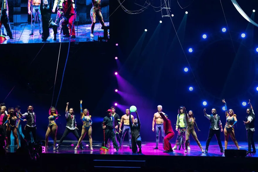 《美國驚奇大馬戲團》摩托車騎到觀眾席上！徐小可憶昔練習血汗淚：都是瘀青